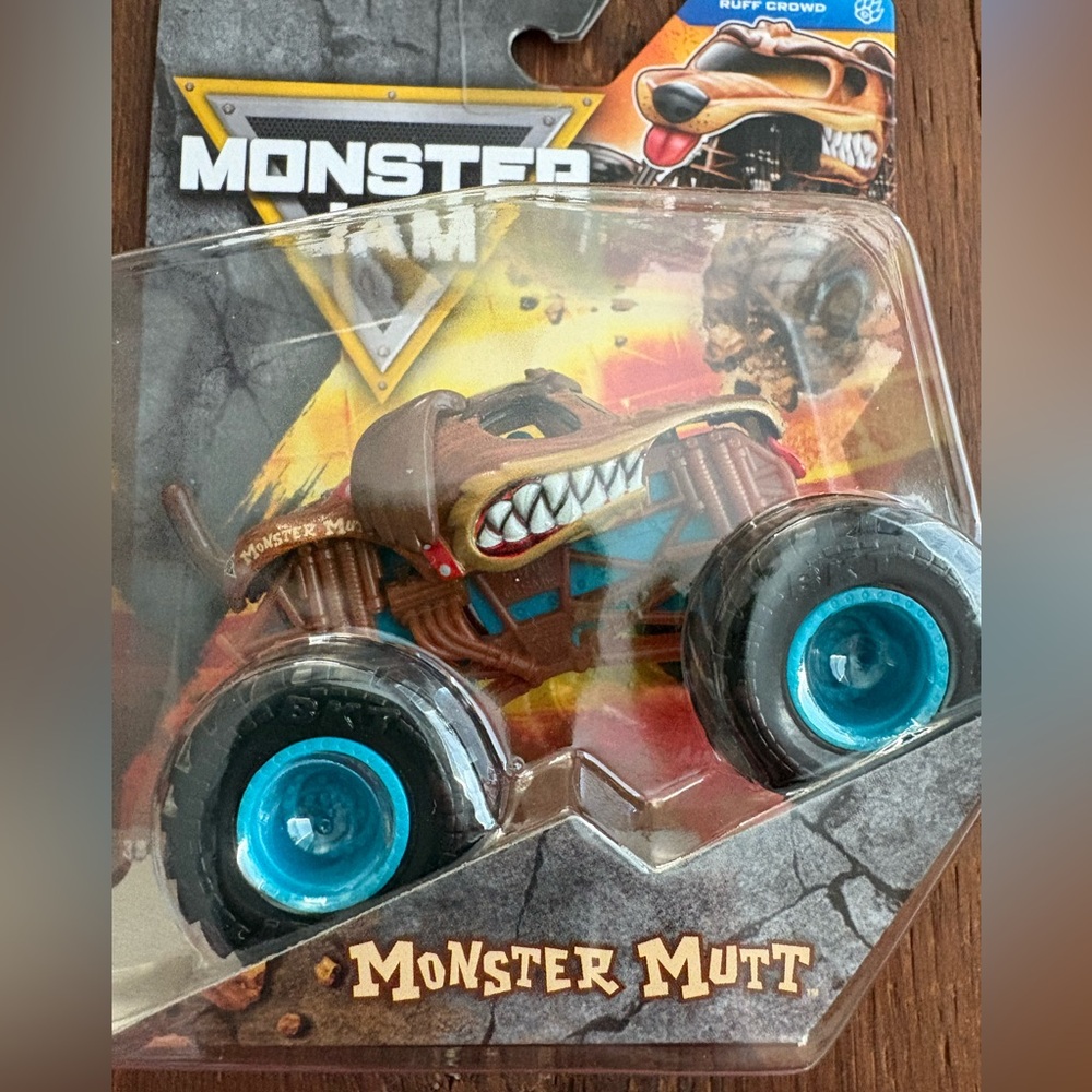 NWT Monster Jam 1:64 Monster Mutt Monster Truck, Ruff Crowd Series die cast